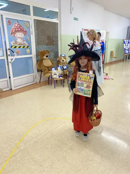 Dziewczynka z kl. Ib wylosowała dla swojej klasy bajkę - Loek i Bolek na wakacjach.