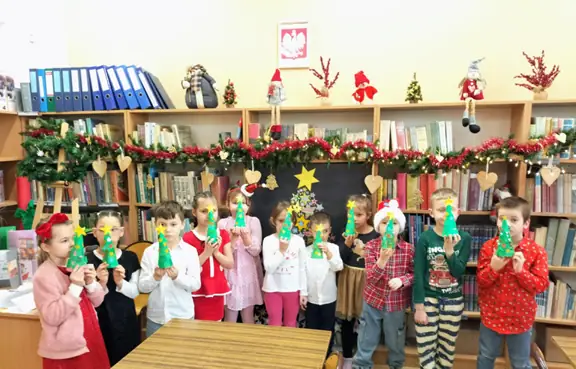 dzieci-z-gr--01-prezentuja-wlasnorecznie-wykonane-choinki--jpg