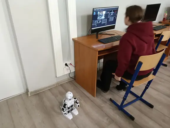 uczennica-testuje-w-srodowisku-arc-kamere-robota-jd-humanoid-jpg