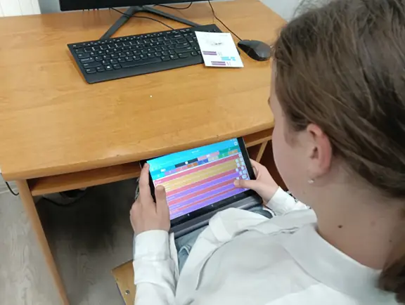 uczennica-tworzy-program-w-srodowisku-skriapp-jpg