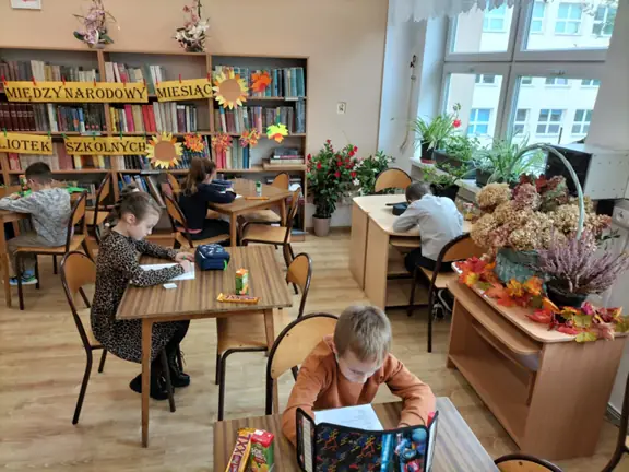 Uczniowie zapoznają się z poleceniami zadań konkursowych.