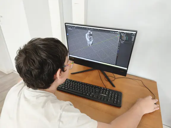 uczen-pracuje-nad-stworzeniem-modelu-3d-w-blenderze-jpg