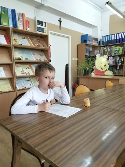 Uczeń kl. IIIa podczas wykonywania zadań konkursowych.