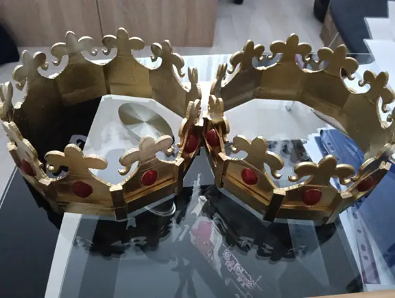 wydrukowane modele 3D dwóch koron i pomalowane