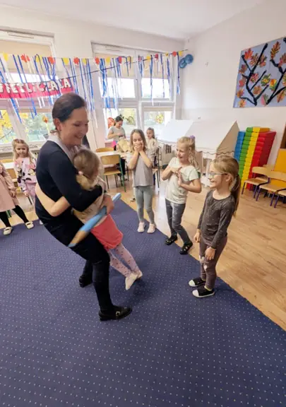 uczeń przytula dyrektora podczas pasowania