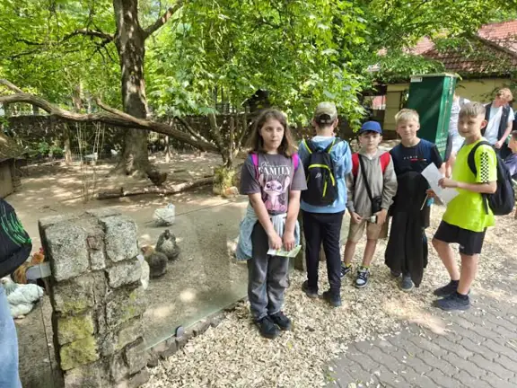 Uczniowie zwiedzają ogród zoologiczny