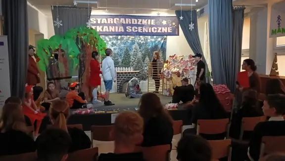 Występ klasy 4b na scenie