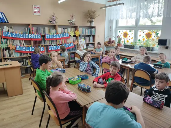 Dzieci z kl. II b słuchają czytanych im wierszy.