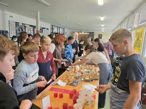 Szkolny Kiermasz dla Moniki Czerczak - zdjęcie 5