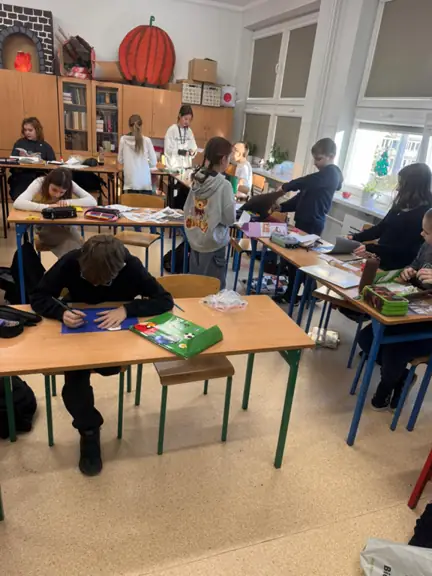 uczniowie-z-kl--ivc-tworza-kreatywne-lapbooki--jpg