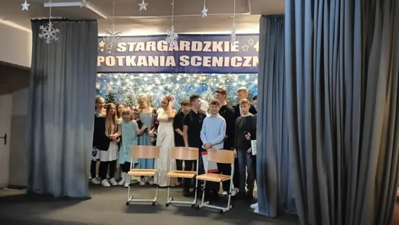 Grupa uczniów z Niemiec pozuje na zakończenie swojego występu