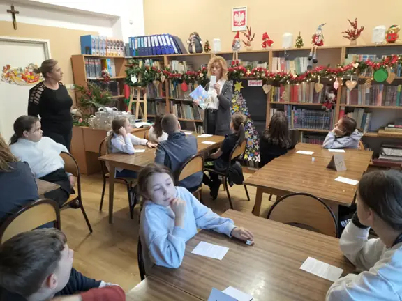 pani-bibliotekarka-omawia-karte-ksiazki--jpg