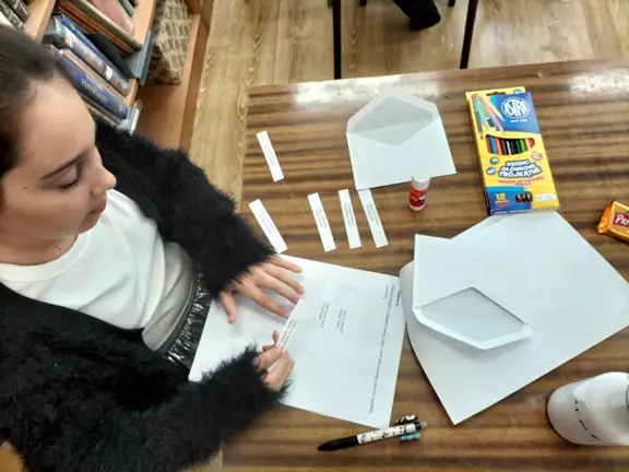 Uczennica z kl. IIIb wykonuje zadanie konkursowe.