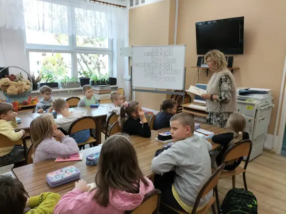 Uczniowie kl. IIb słuchają czytanych przez p. bibliotekarkę wierszy J. Brzechwy.