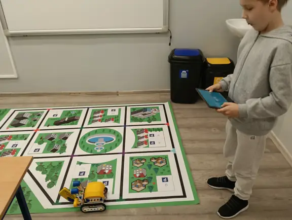 uczeń testuje program napisany w SkriAppce na specjalnej macie