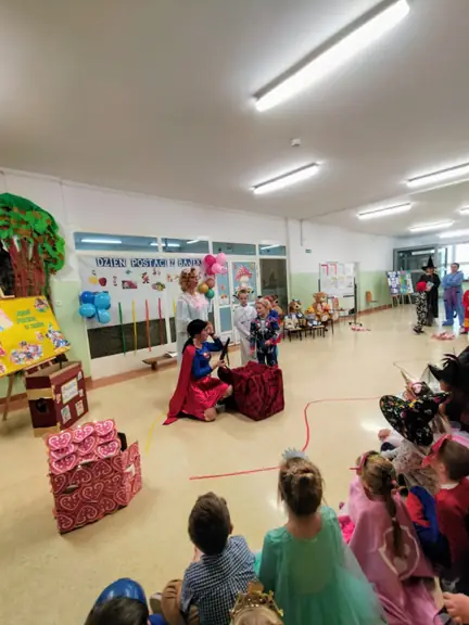 Chłopiec podaje tytuł bajki, z której pochodzi rekwizyt