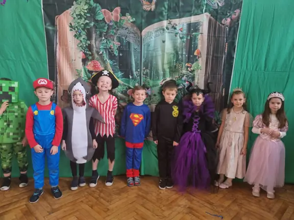 Uczniowie klasy 1b pozuja do zdjęcia w strojach karnawałowych