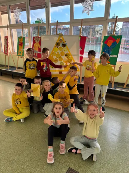 Uczniowie pozują przy choince