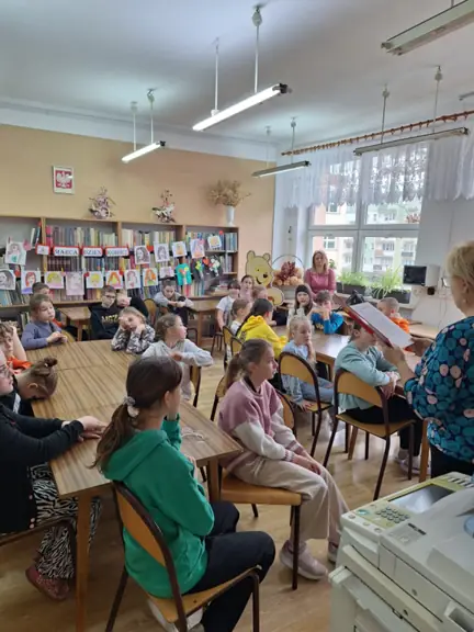 Uczniowie kl. IIIb i IIIc słuchają czytanych im legend o Stargardzie.