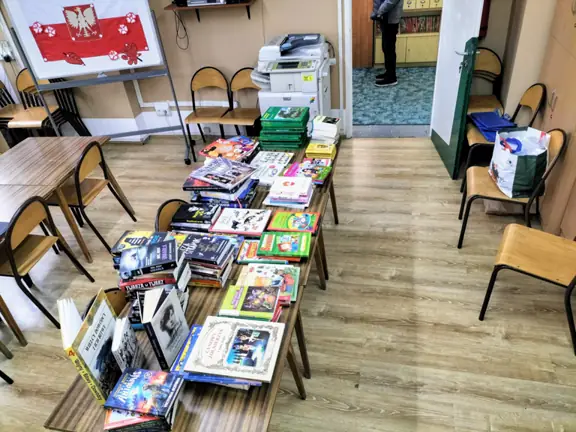 Do wypożyczalni przyszedł rodzic ucznia naszej szkoły i przyniósł kilka książek w ramach zbiórki.