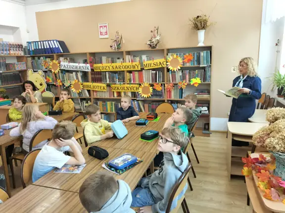 Wychowawczyni kl. IIb czyta dzieciom wiersz - Tydzień - J. Brzechwy.