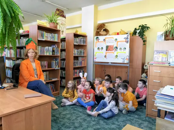 Dzieci z grupy 01 oglądają Bajkę o marchewce.