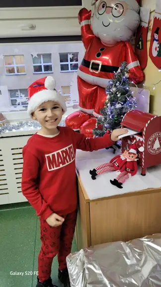 Uczeń z kl. IIa wrzuca list do Mikołaja do specjalnej skrzynki.