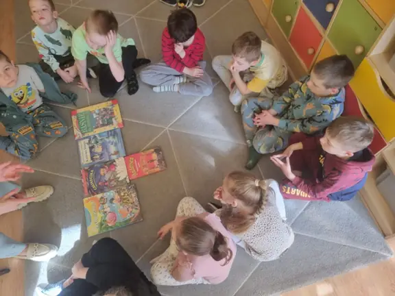 Uczniowie z kl. Ib zgromadzili książki z baśniami H. Ch. Andersena.