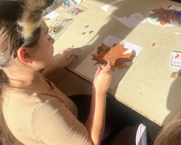 Dziewczynka wykonująca pracę plastyczną.