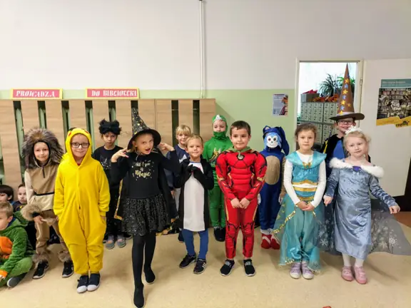 Uczniowie z kl. Ic prezentują swoje stroje.