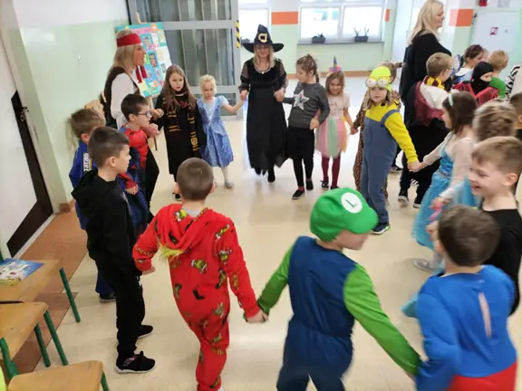 Wspólne tańce uczestników obchodów Dnia Postaci z Bajek.