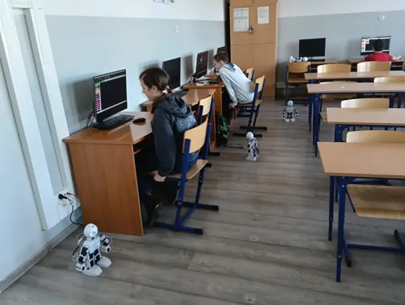 sterowanie-przez-uczniow-robotami-jd-humanoid-w-srodowisku-arc-jpg