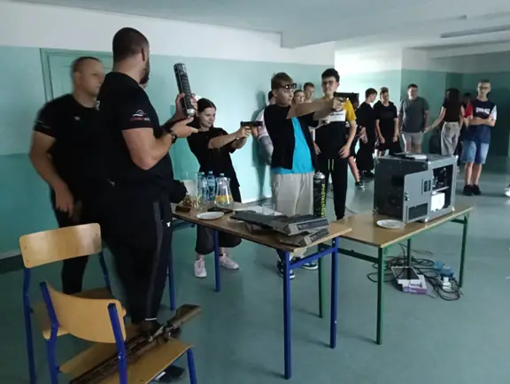Festyn Bezpieczeństwa w SP nr 7 - ćwiczenia strzeleckie naszych uczniów klas ósmych - zdj7
