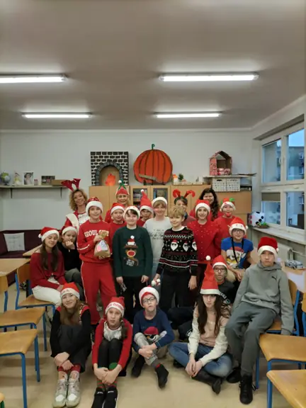 Z okazji mikołajek p. bibliotekarki odwiedziły uczniów z kl. Va.