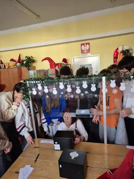 klasa-8c-oczekuje-na-otwarcie-sejfu--jpg