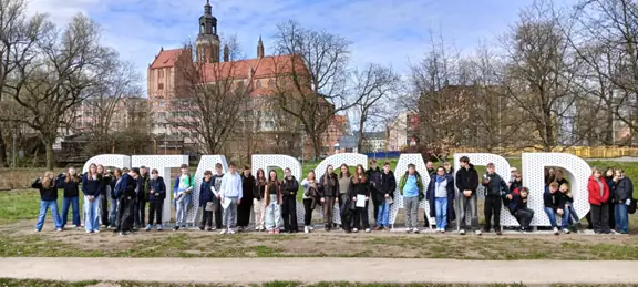 Wspólne zdjęcie wszystkich uczestników spotkania, w tle napis Stargard.