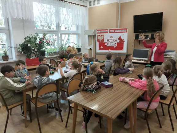 Pani bibliotekarka opowiada uczniom kl. Ia o Narodowym Święcie Niepodległości.
