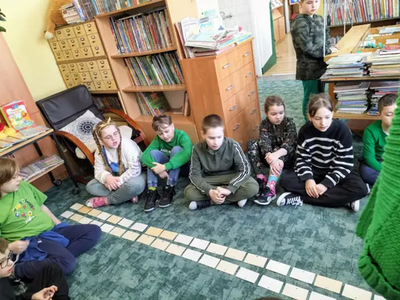 Uczniowie kl. IIIc podczas zajęć w bibliotece.