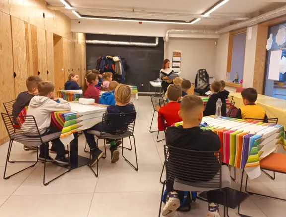 Pan czyta dzieciom baśń.