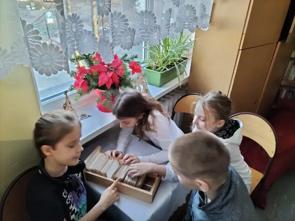 uczniowie-kl--ivc-wyszukuja-karty-katalogowej-ksiazki-w-katalogu-tytulowym--jpg