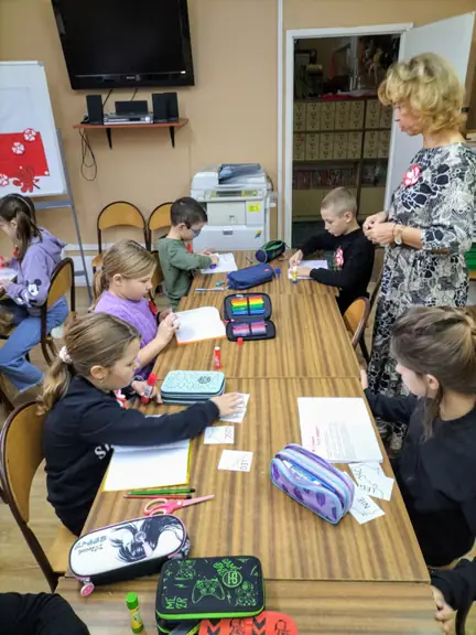 Dzieci budują wyraz Niepodległość z sylab.