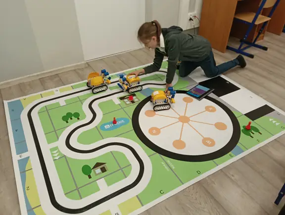 uczen-testuje-program-umozliwiajacy-jazde-robota-wzdluz-wyznaczonych-linii-jpg