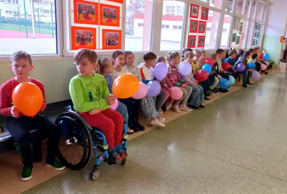 Uczniowie oczekują na słodki poczestunek