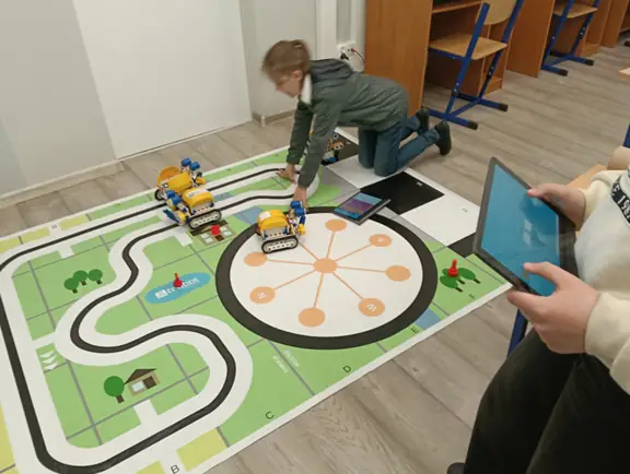 uczniowie-steruja-robotami-skribot-jpg