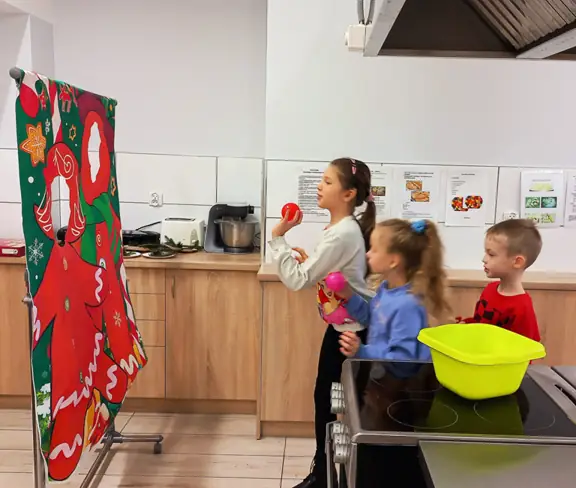 Dzieci rzucają kulkami do celu