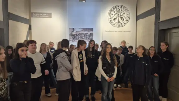 grupa uczniów w muzeum w Eberswalde