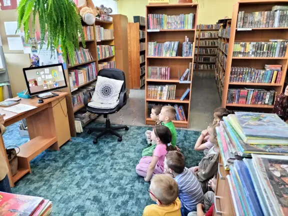 Dzieci oglądają film - Jak powstaje książka