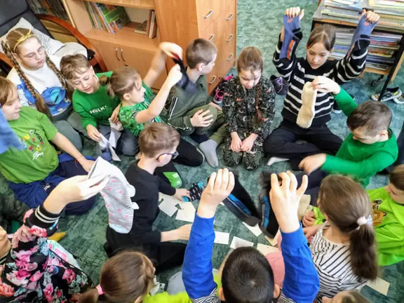 Uczniowie kl. IIIc podczas gry w dopasowanie skarpetek w pary.