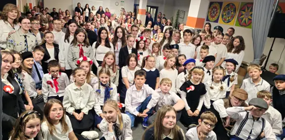 Zdjęcie grupowe uczniów biorących udział w spotkaniu