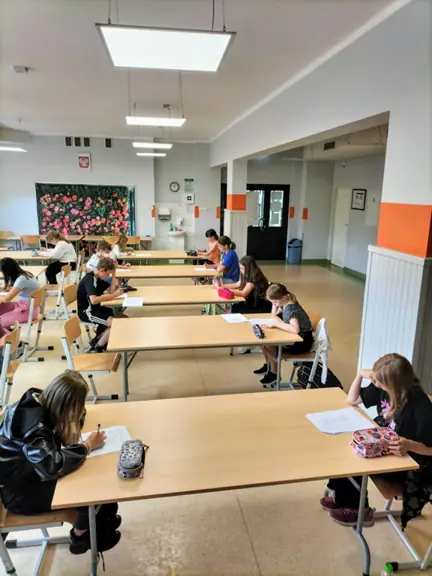 Uczestnicy konkursu odczytują polecenia i wykonują konkursowe zadania.